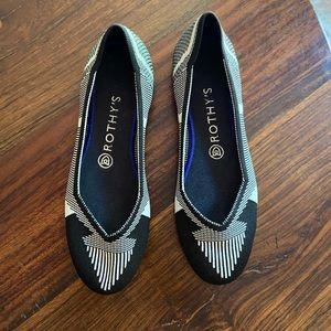 Barely worn black and white rounded toe Rothy’s size 9